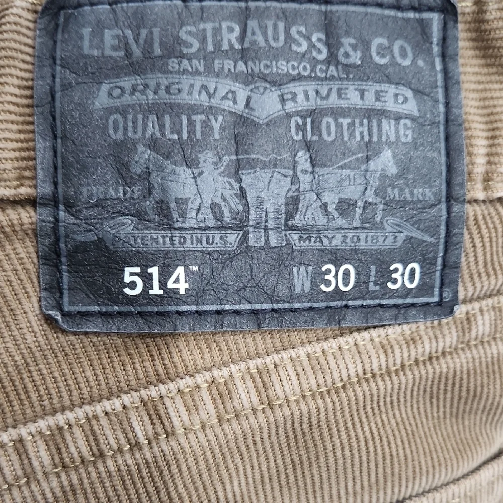 Levis excellent